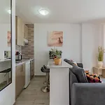 Modern With Ocean Views And Heated Pool In Malibu Park