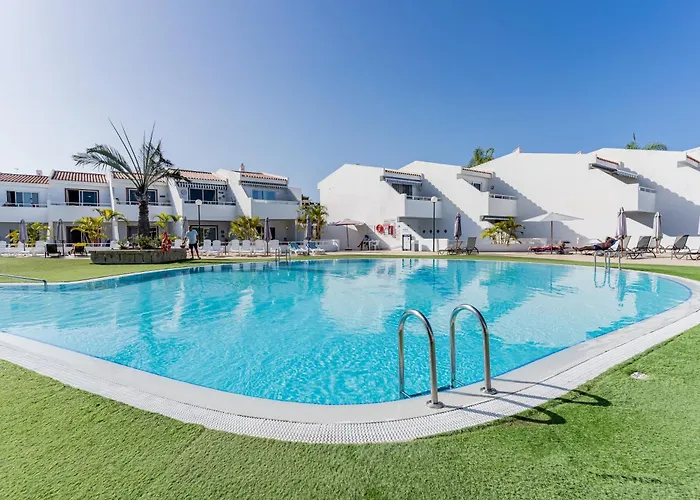 Modern With Ocean Views And Heated Pool In Malibu Park Apartment